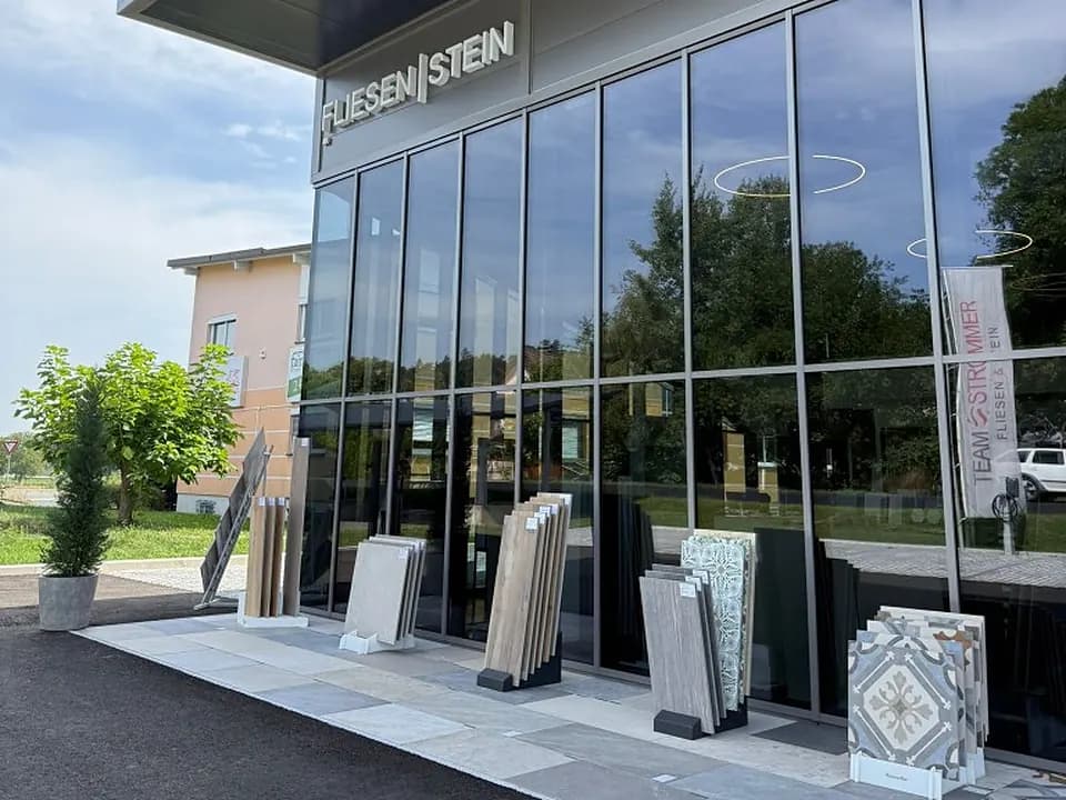 Außenansicht Showroom Team Strommer Fliesen & Stein