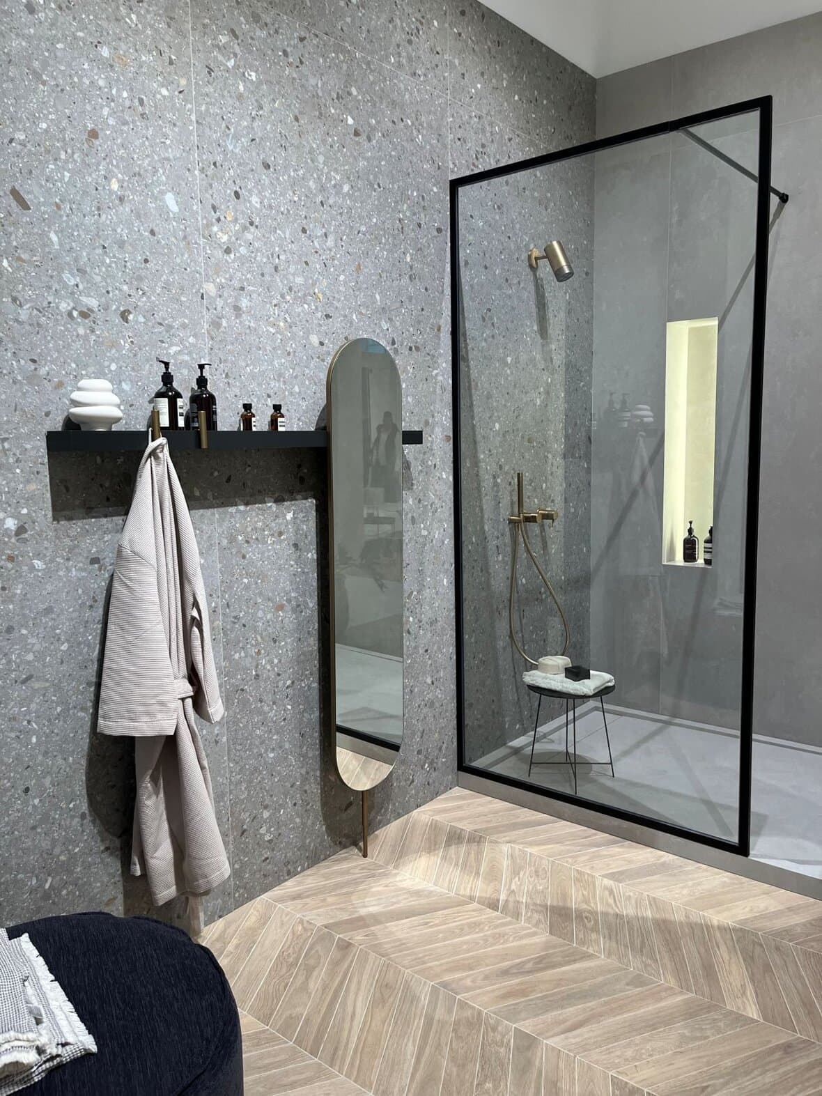 Fugenloses Bad mit begehbarer Dusche